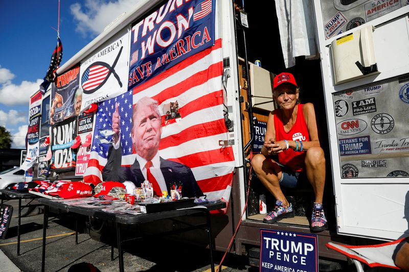 © Reuters. Donna Eiden looks on as supporters of Republican presidential candidate and former U.S. President Donald Trump wait to hear his campaign speech held at Ted Hendricks Stadium in Hialeah, Florida, U.S. November 8, 2023. REUTERS/Octavio Jones