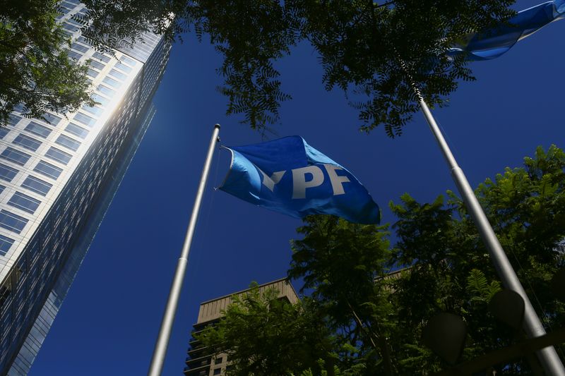 &copy; Reuters. FOTO DE ARCHIVO. Imagen de la oficina central de la petrolera argentina YPF en Buenos Aires, Argentina, el 10 de febrero de 2021. REUTERS/Matias Baglietto