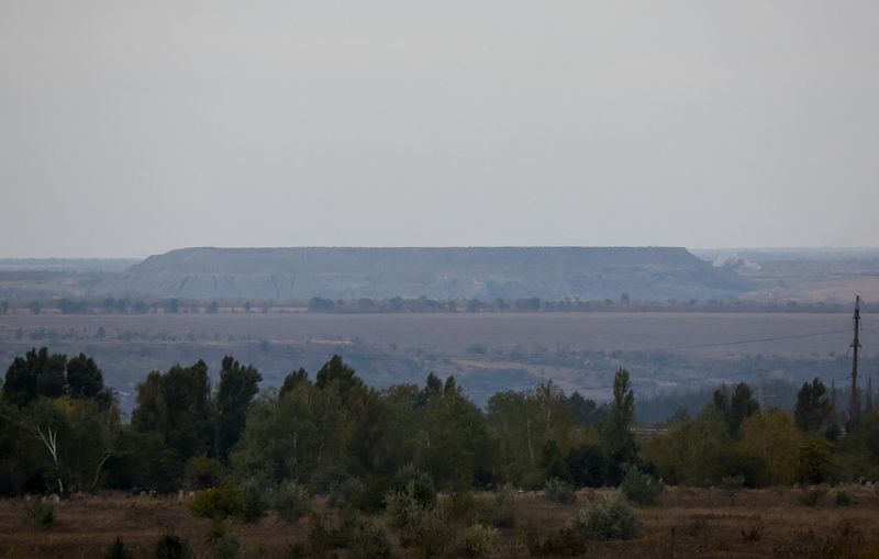 © Reuters. A view shows the area of Avdiivka town in the course of Russia-Ukraine conflict, as seen from Yasynuvata (Yasinovataya) in the Donetsk region, Russian-controlled Ukraine, October 13, 2023. REUTERS/Alexander Ermochenko/file photo