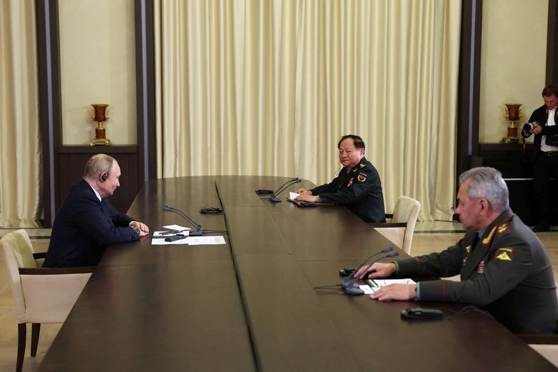 &copy; Reuters. 　１１月８日、ロシアのプーチン大統領は、中国の軍制服組トップの張又俠・中央軍事委員会副主席とモスクワ郊外で会談し、両国軍のハイテク分野における協力の重要性を強調した。モス
