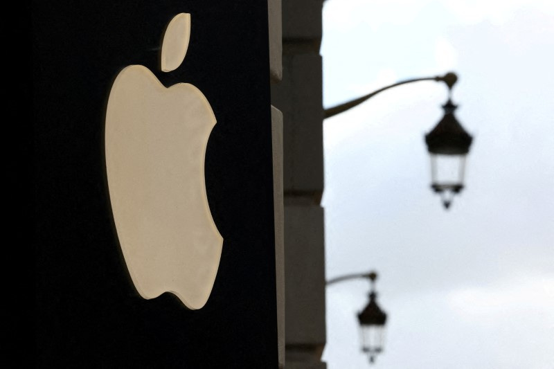 &copy; Reuters. FILE PHOTO: An Apple logo is pictured outside an Apple store in Lille, France, September 13, 2023. REUTERS/Stephanie Lecocq/File Photo/File Photo
