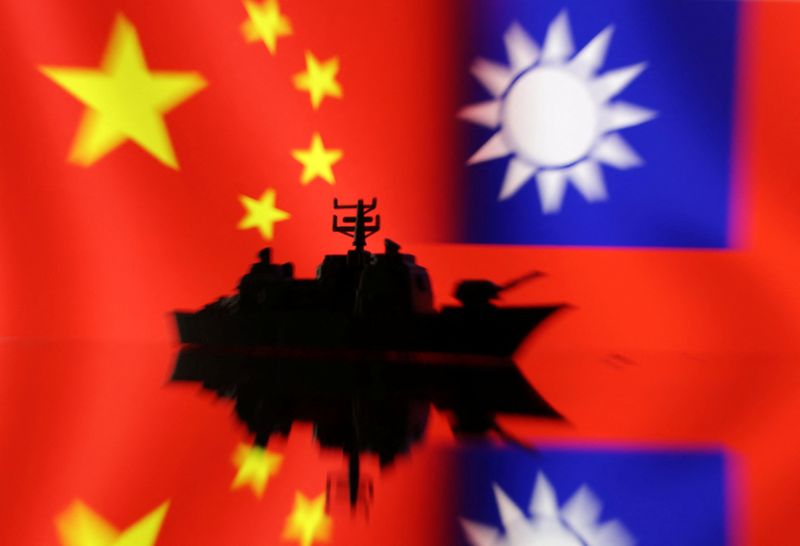 &copy; Reuters. FILE PHOTO: A Navy miniature is seen in front of displayed Chinese and Taiwanese flags in this illustration taken, April 11, 2023. REUTERS/Dado Ruvic/Illustration/File Photo