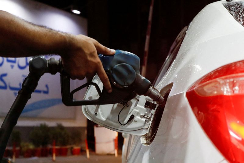 &copy; Reuters. 　１１月９日、アジア時間の原油先物は反発。デフレ圧力を示す中国の物価統計には反応薄で、米中の需要を見極めようというムードが強い。写真は自動車に給油するガソリンスタンドの従