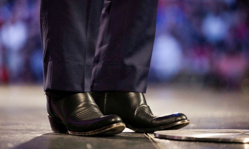 © Reuters. FILE PHOTO: Florida Governor Ron DeSantis, a prospective Republican U.S. presidential candidate in 2024, stands onstage in his standard black cowboy boots as he addresses a university convocation at Liberty University, founded by Baptist minister Jerry Falwell Sr. as “an accredited Christian university for evangelical believers,” in Lynchburg, Virginia, U.S. April 14, 2023.   REUTERS/Justin Ide/File Photo