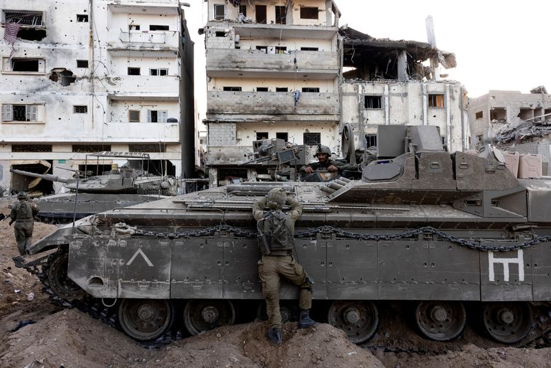 &copy; Reuters. Des soldats israéliens opèrent dans le cadre de l'invasion terrestre contre le groupe islamiste palestinien Hamas dans le nord de la bande de Gaza. /Photo prise le 8 novembre 2023/REUTERS/Ronen Zvulun  