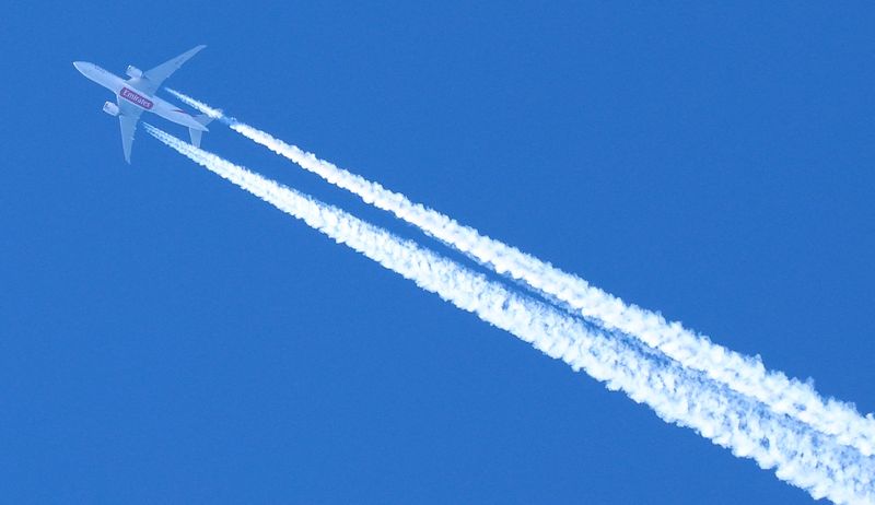 &copy; Reuters. Vapour trails are seen behind an Emirates airline passenger plane as it flies over Manchester, Britain April 4, 2023. REUTERS/Phil Noble/File Photo