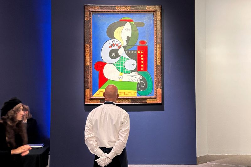 &copy; Reuters. Le tableau de Pablo Picasso "Femme à la Montre" de 1932 est exposé lors d'une vente aux enchères chez Sotheby's, à New York, aux États-Unis. /Photo prise le 8 novembre 2023/REUTERS/Ben Kellerman