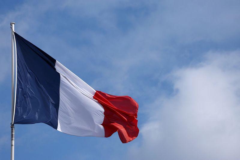 &copy; Reuters. العلم الفرنسي يرفرف أعلي قصر الإليزيه بباريس يوم 30 أغسطس آب. تصوير : ستيفاني لوكوك - رويترز.