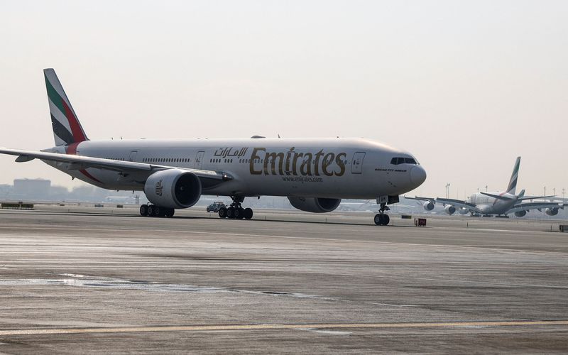 &copy; Reuters. طائرة من طرارز بوينج 777-300 إيه. آر تتجه للإقلاع خلال رحلة تجريبية أثناء تشغيل أحد محركاتها بوقود الطيران المستدام بنسبة 100٪ في مطار دبي يوم 30 ي
