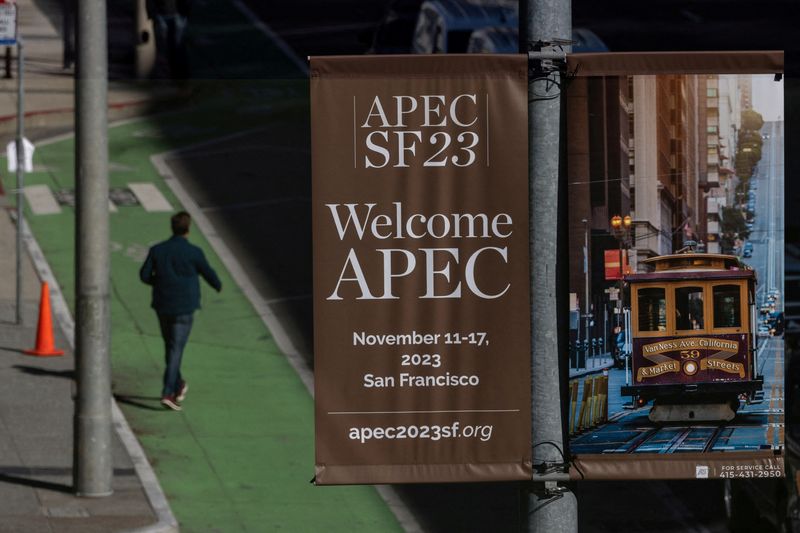 &copy; Reuters. FILE PHOTO: A sign advertising the upcoming APEC (Asia-Pacific Economic Cooperation) Summit in see as the city prepares to host leaders from the Asia-Pacific region in San Francisco, California November 8, 2023. REUTERS/Carlos Barria/File Photo