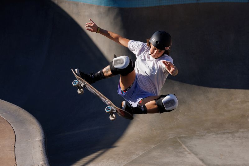 © Reuters. FILE PHOTO: Professional skateboarder Jordyn Barratt, 24, of Hawaii, competes in the pro bowl event at the Exposure 2023 contest empowering women, trans and non-binary individuals through skateboarding in Encinitas, California, U.S., November 3, 2023. REUTERS/Mike Blake/File Photo