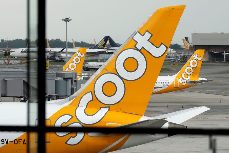 &copy; Reuters. Scoot and Singapore Airlines planes sit on the tarmac at Singapore's Changi Airport March 23, 2020.  REUTERS/Edgar Su/File Photo