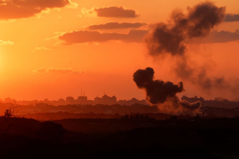 &copy; Reuters. FILE PHOTO: A view shows smoke in the Gaza Strip as seen from Israel's border with the Gaza Strip, in southern Israel October 18, 2023. REUTERS/Amir Cohen/File Photo