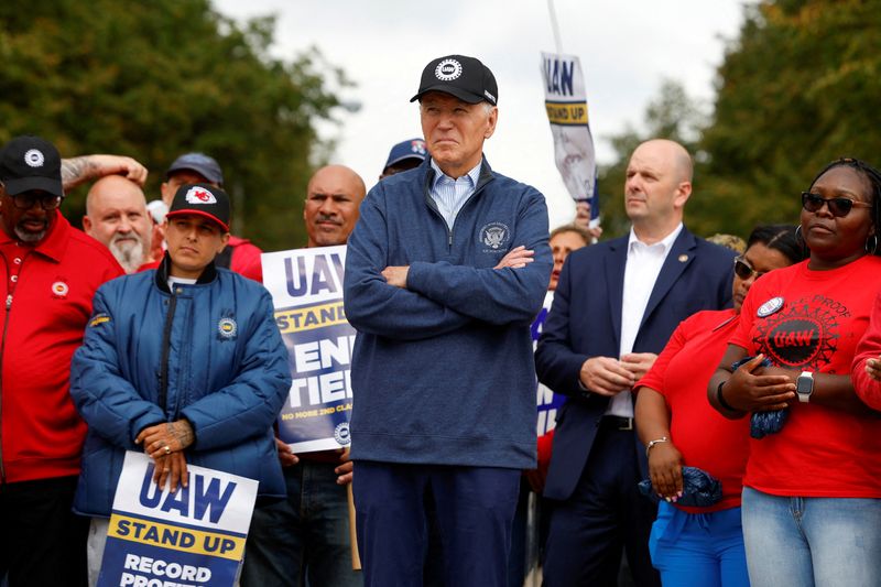 &copy; Reuters. FILE PHOTO: U.S. President Joe Biden joins striking members of the United Auto Workers (UAW) on the picket line outside the GM's Willow Run Distribution Center, in Belleville, Wayne County, Michigan, U.S., September 26, 2023. REUTERS/Evelyn Hockstein