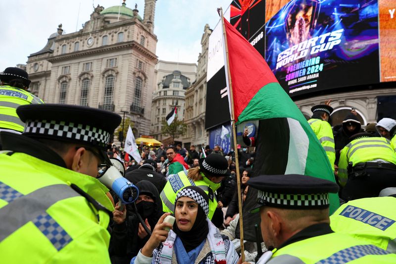 &copy; Reuters. ضباط الشرطة يميلون إلى المتظاهرين الذين يشاركون في اعتصام احتجاجي تضامنا مع الفلسطينيين في غزة بلندن يوم الرابع من نوفمبر تشرين الأول 2023. ت