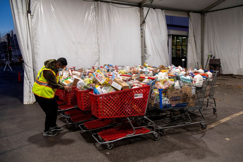 &copy; Reuters. FILE PHOTO: A volunteer arranges the food to be given as donations at a food bank in Columbus, Ohio, U.S. December 6, 2021.REUTERS/Gaelen Morse/File Photo