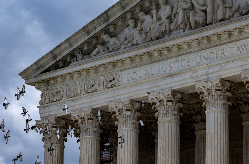 &copy; Reuters. FILE PHOTO: Birds fly past the United States Supreme Court in Washington, U.S., September 22, 2023. REUTERS/Evelyn Hockstein/File Photo