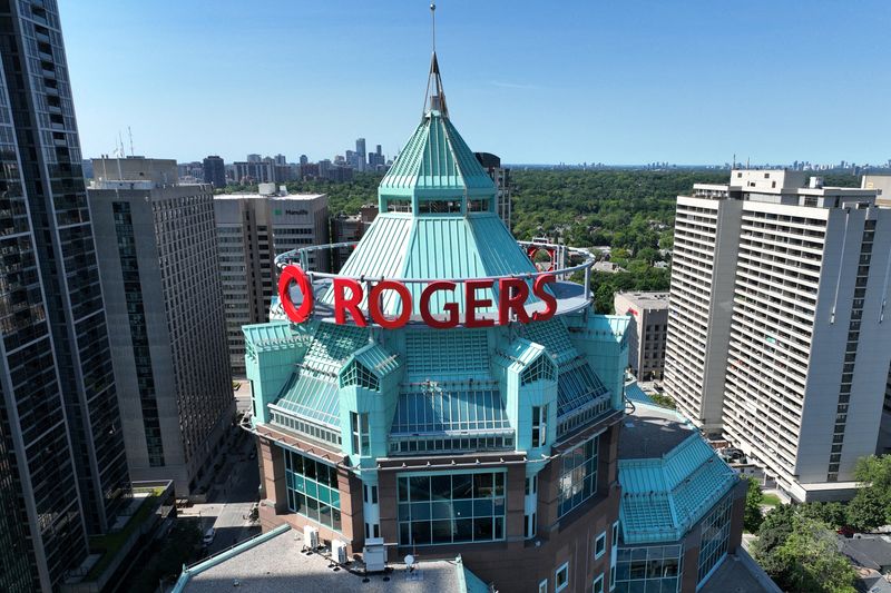 Canadian wireless giant Rogers meets quarterly revenue estimates