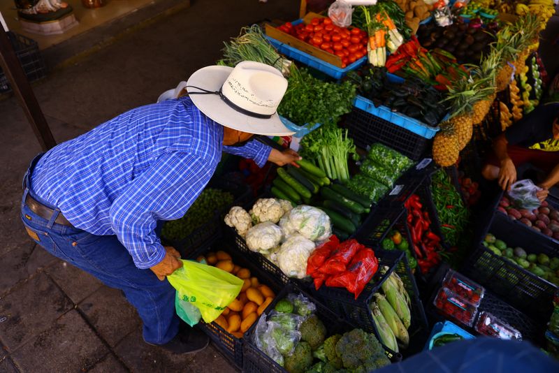 &copy; Reuters. FILE PHOTO: A man buys vegetables at a stall in an outdoor market in downtown of Ciudad Juarez, Mexico July 27, 2023. REUTERS/Jose Luis Gonzalez