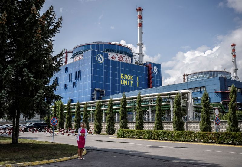 © Reuters. FILE PHOTO: A general view shows the Khmelnytskyi Nuclear Power Plant near the city of Netishyn, Khmelnytskyi region, Ukraine August 31, 2023. REUTERS/Viacheslav Ratynskyi/File Photo