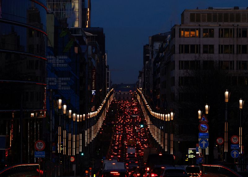 &copy; Reuters. Photo d'archives: Des voitures sont vues dans un embouteillage sur l'une des routes principales du centre de Bruxelles, en Belgique. /Photo prise le 15 décembre 2022/REUTERS/Yves Herman 