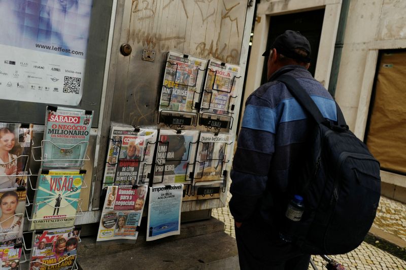 &copy; Reuters. Homem observa jornais em Lisboa
 8/11/2023    REUTERS/Pedro Nunes