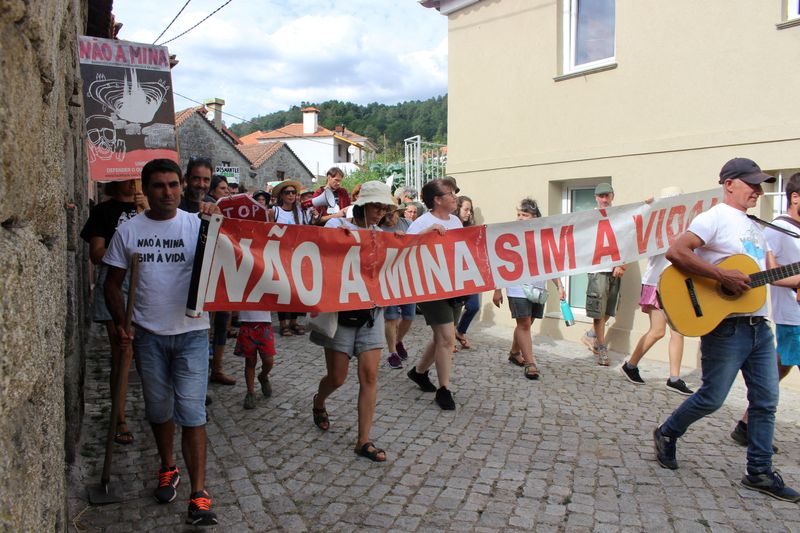 &copy; Reuters. FILE PHOTO: People carrying a banner saying "No to the mine. Yes to life" take part in a anti-lithium protest in Covas do Barroso, Portugal, August 15, 2023. REUTERS/Catarina Demony/File Photo