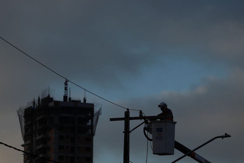 &copy; Reuters. Eletricista trabalha para restabelecer energia em São Paulo. REUTERS/Carla Carniel