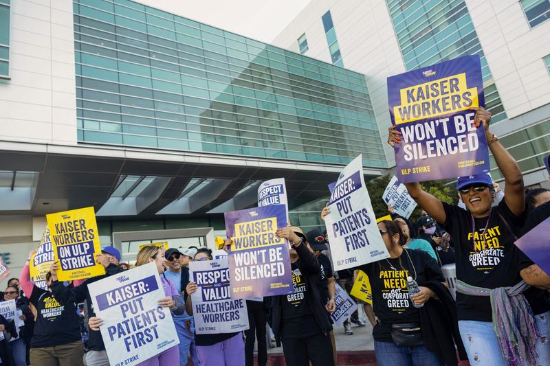 &copy; Reuters. Healthcare workers strike in front of Kaiser Permanente Los Angeles Medical Center, as more than 75,000 Kaiser Permanente healthcare workers go on strike from October 4 to 7 across the United States, in Los Angeles, California, U.S. October 4, 2023.  REUT