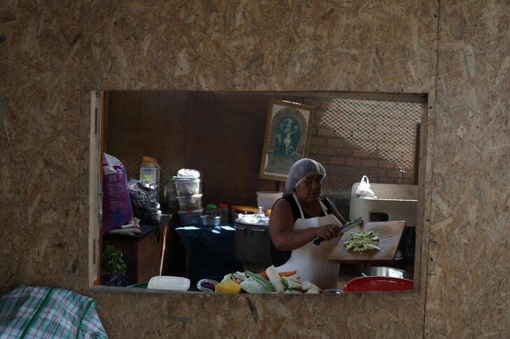 &copy; Reuters. Foto de archivo de una mujer preparando comida en la barriada de Pamplona Alta, en las afueras de Lima 
Ene 18, 2023. REUTERS/Pilar Olivares