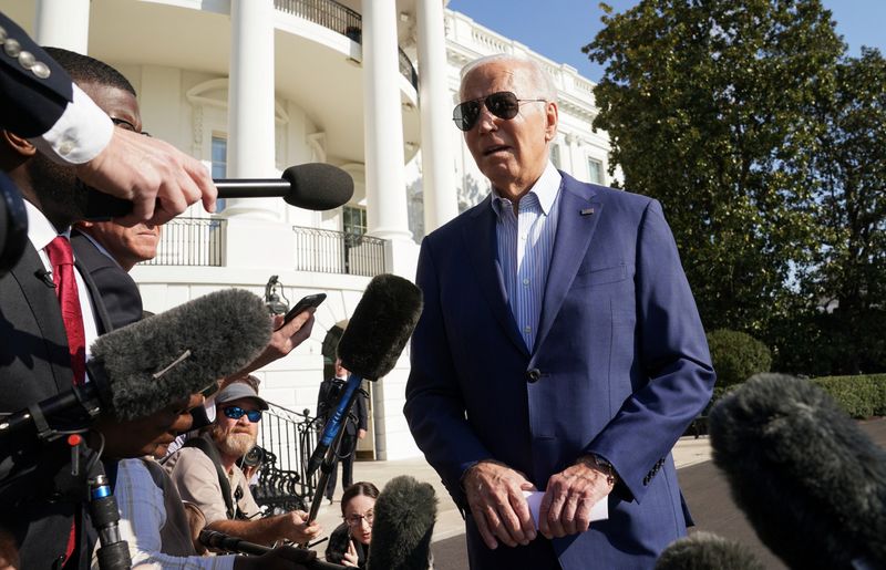 &copy; Reuters. الرئيس الأمريكي جو بايدن خلال حديثه للصحفيين في البيت الأبيض بواشنطن يوم الخميس. تصوير: كيفن لامارك - رويترز.