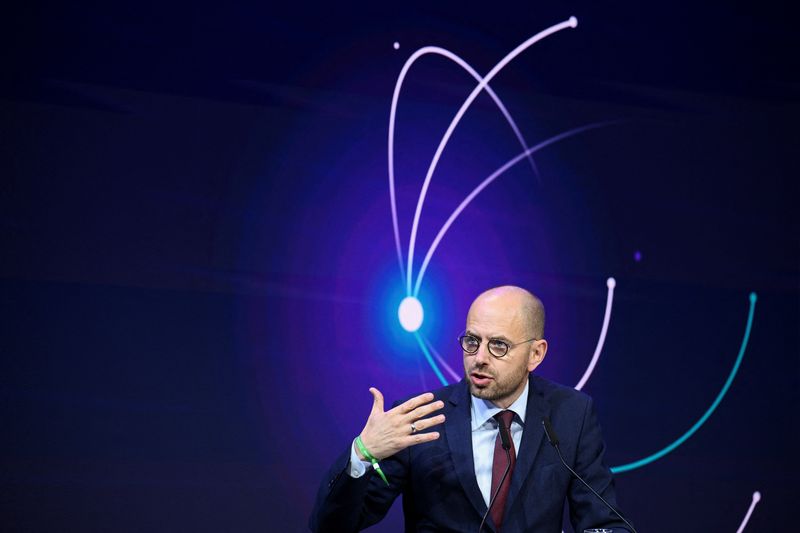 &copy; Reuters. Christian Bruch, PDG de l'entreprise de technologie énergétique Siemens Energy AG, prononce un discours le jour de l'ouverture d'une gigafactory d'électrolyse à Berlin, en Allemagne. /Photo prise le 8 novembre 2023/REUTERS/Annegret Hilse