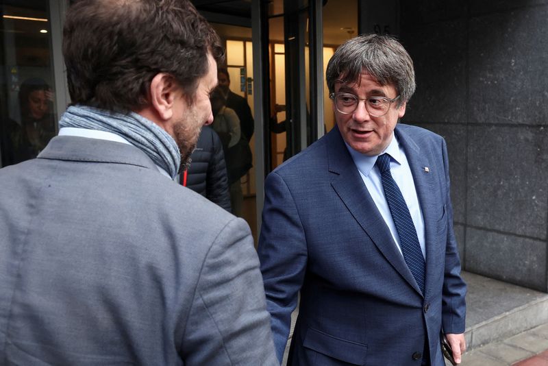 &copy; Reuters. Catalan separatist leader Carles Puigdemont reacts, on the day a deal was signed with Spanish Socialist Workers' Party (PSOE) for Spanish government support, which is expected to include an amnesty law for Catalan separatist activists, in Brussels, Belgiu