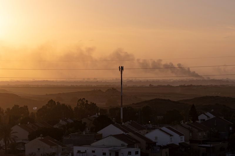 &copy; Reuters. Smoke rises over northern Gaza Strip, amid the ongoing conflict between Israel and Palestinian Islamist group Hamas, as seen from the southern Israel, November 9, 2023. REUTERS/Evelyn Hockstein