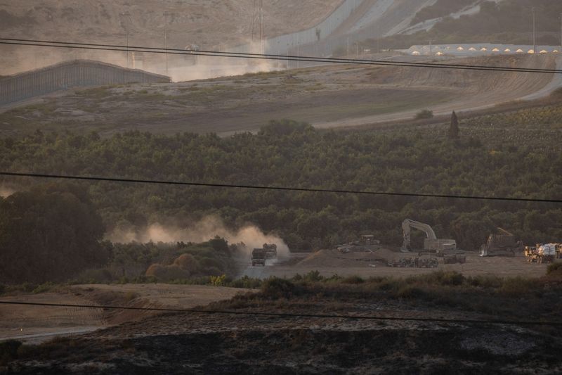 © Reuters. Israeli troops manoeuvre near the Israel-Gaza border, as seen from the southern Israel, November 9, 2023. REUTERS/Evelyn Hockstein