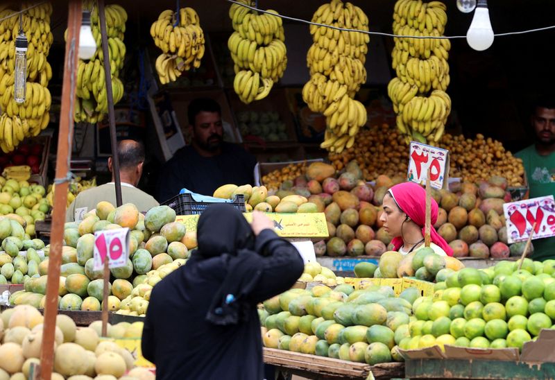 © Reuters. امرأة في سوق للخضراوات والفاكهة بالقاهرة يوم التاسع من أكتوبر تشرين الأول 2023. تصوير: محمد عبد الغني - رويترز.

