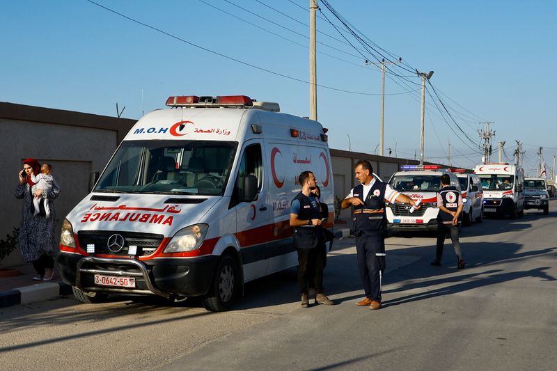 &copy; Reuters. سيارة إسعاف لنقل المصابين الفلسطينيين لتلقي العلاج في مستشفيات مصرية في انتظار التوجه إلى الجانب المصري من معبر رفح في مدينة رفح جنوب قطاع 