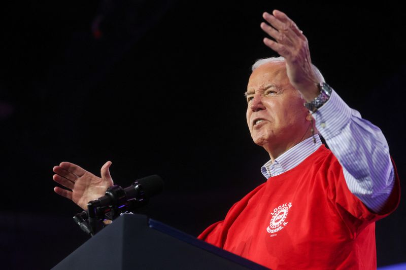 &copy; Reuters. U.S. President Joe Biden gestures as he delivers remarks to United Auto Workers (UAW) union members in Belvidere, Illinois, U.S., November 9, 2023. REUTERS/Leah Millis