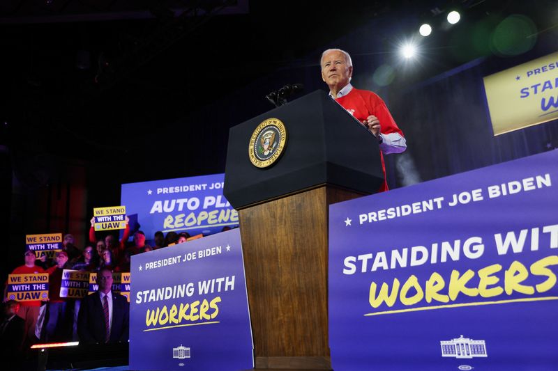 © Reuters. U.S. President Joe Biden delivers remarks to United Auto Workers (UAW) union members in Belvidere, Illinois, U.S., November 9, 2023. REUTERS/Leah Millis