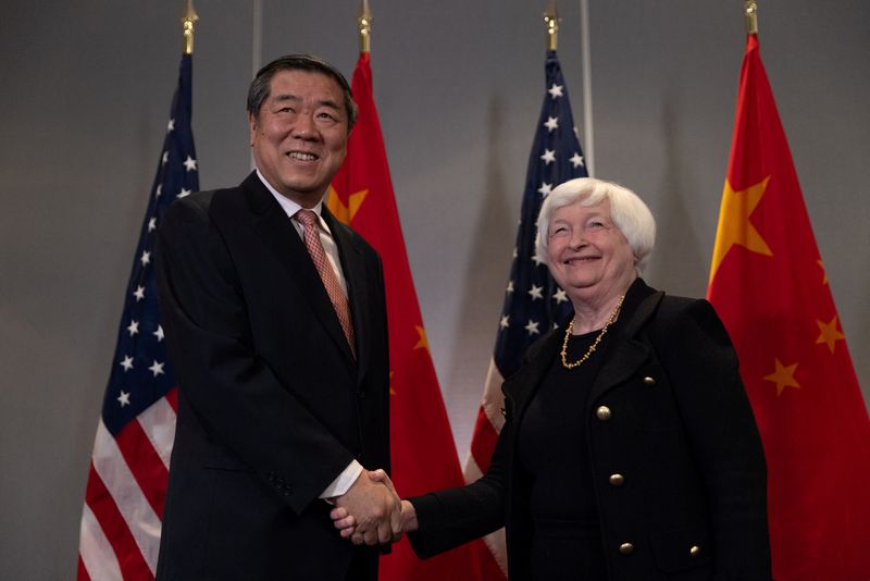 © Reuters. U.S. Treasury Secretary Janet Yellen shakes hands with Chinese Vice Premier He Lifeng during a bilateral meeting ahead of a U.S.-hosted APEC (Asia-Pacific Economic Cooperation) Summit in San Francisco, California, U.S., November 9, 2023. REUTERS/Carlos Barria