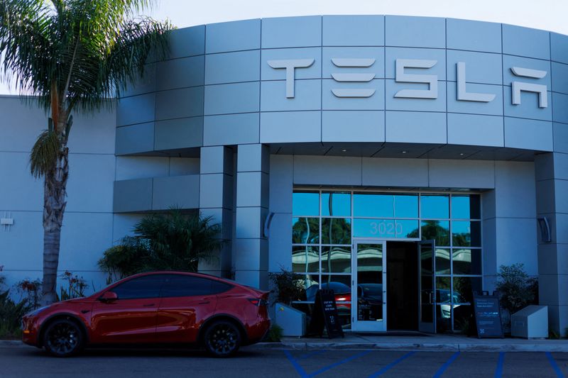 &copy; Reuters. FILE PHOTO: Tesla Inc. vehicle facility is pictured in Costa Mesa, California, U.S., November 1, 2023.     REUTERS/Mike Blake/File Photo