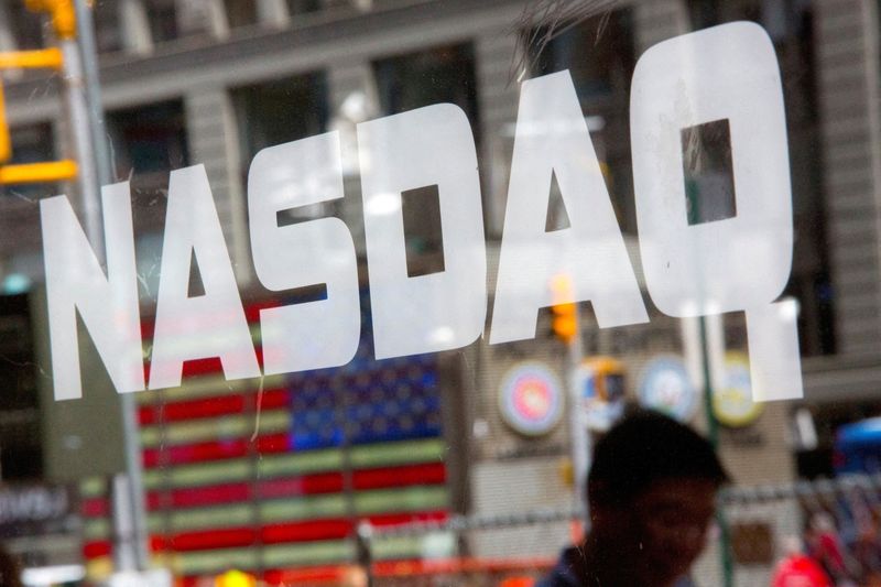 &copy; Reuters. Un homme passe devant le Nasdaq à Times Square, New York. /Photo d'archive/REUTERS/Andrew Kelly/