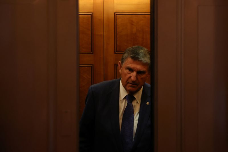 &copy; Reuters. U.S. Senator Joe Manchin (D-WV) rides an elevator after leaving the Senate floor amid ongoing talks over government funding, as the threat of an October government shutdown looms on Capitol Hill in Washington, U.S., September 6, 2023. REUTERS/Julia Nikhin