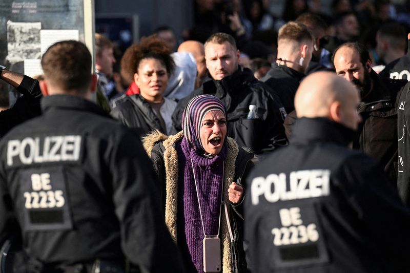 &copy; Reuters. سيدة تتحدث إلى أفراد الشرطة خلال مظاهرة مؤيدة للفلسطينيين في برلين يوم 22 أكتوبر تشرين الأول 2023. تصوير: أنجريت هيلزه - رويترز.