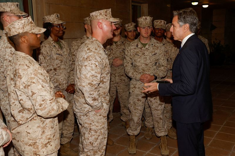 © Reuters. FILE PHOTO: U.S. Secretary of State Antony Blinken exchanges challenge coins with the U.S. Marine Corps embassy security guard detachment in Baghdad, Iraq, November 5, 2023. REUTERS/Jonathan Ernst/Pool/File Photo
