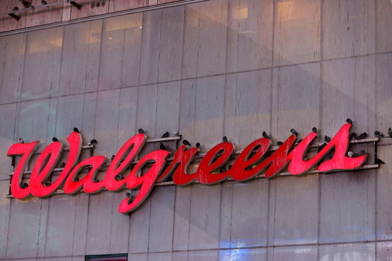 &copy; Reuters. FILE PHOTO: Pigeons are seen resting on signage for Walgreens, owned by the Walgreens Boots Alliance, Inc., in Manhattan, New York City, U.S., November 26, 2021. REUTERS/Andrew Kelly/File Photo