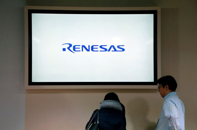 © Reuters. FILE PHOTO: Renesas Electronics Corp's logo is pictured at the company's conference in Tokyo, Japan, April 11, 2017. REUTERS/Toru Hanai/File Photo