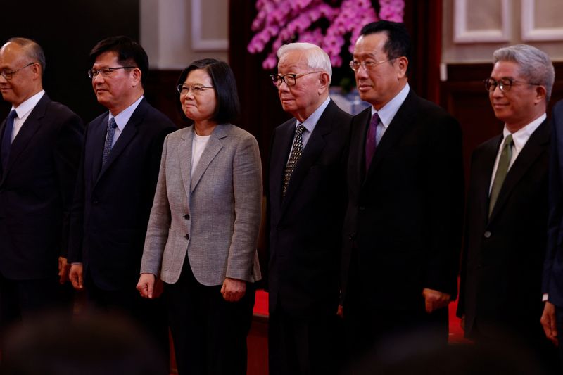 &copy; Reuters.     １１月１０日、台湾の蔡英文総統は来週開催されるアジア太平洋経済協力会議（ＡＰＥＣ）首脳会議で地域における平和の重要性を強調すると述べた。写真は蔡総統とＡＰＥＣに出席す