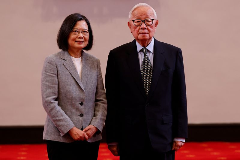 © Reuters. Taiwan's President Tsai Ing-wen poses for a photo with Taiwan's APEC representative and TSMC founder Morris Chang at a press conference in Taipei, Taiwan November 10, 2023. REUTERS/Ann Wang