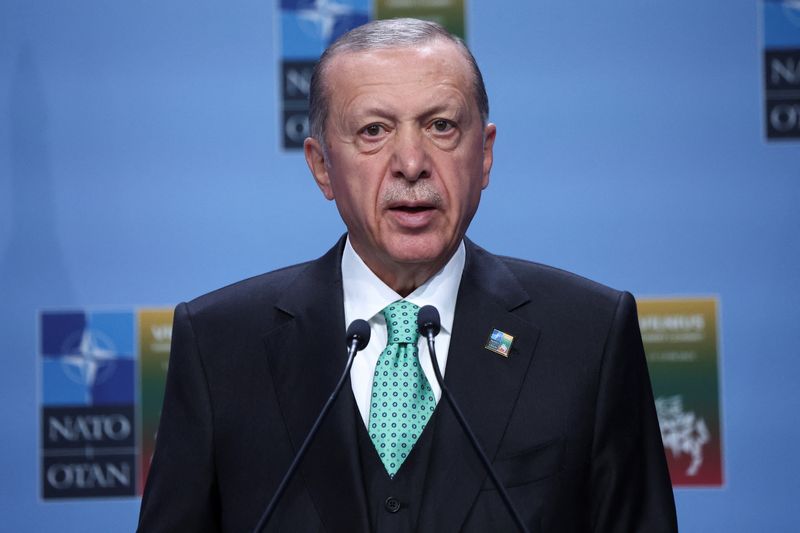 &copy; Reuters. الرئيس التركي رجب طيب أردوغان يتحدث في مؤتمر صحفي خلال قمة لزعماء دول حلف شمال الأطلسي في فيلنيوس بليتوانيا يوم 12 يوليو تموز 2023 . تصوير : كاسب